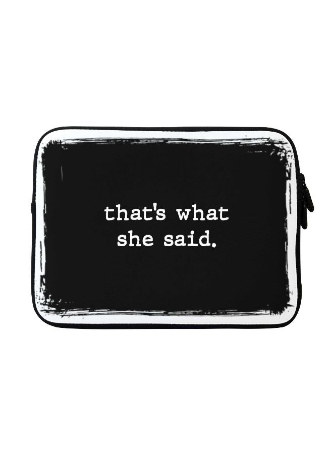 ستايلايزد حافظة بطبعة عبارة "That's What She Said" لجهاز أبل ماك بوك مقاس 15 بوصة أسود/ أبيض  - Image 1