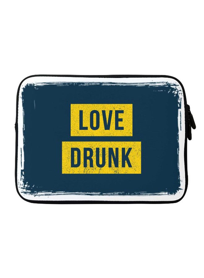ستايلايزد حافظة بطبعة عبارة Love Drunk لجهاز أبل ماك بوك مقاس 15 بوصة أزرق/أصفر/أسود - Image 1