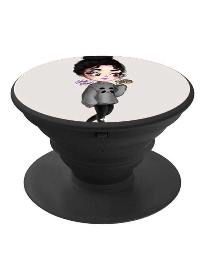 بي بي حامل هاتف بوب سوكيت بطبعة رسم أنمي أسود/رمادي/بيج - Image 1