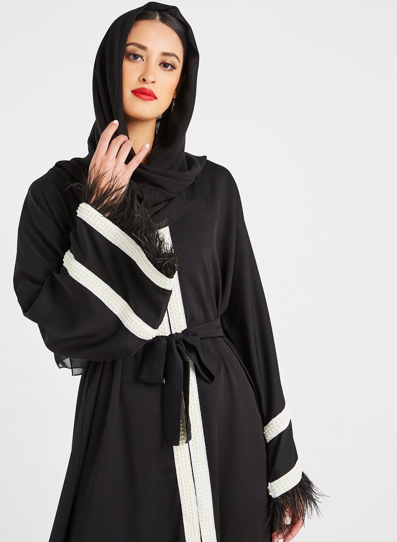 حياة - عباية بأكمام ذات حواف مزينة بالريش أسود/ أبيض - Image 1
