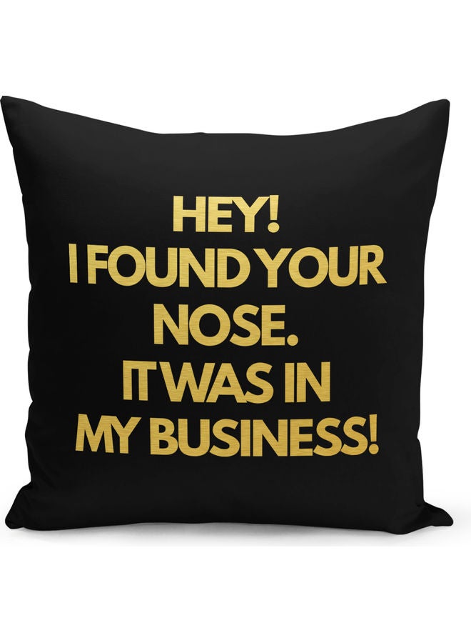 وسادة زينة مطبوع عليها عبارة "Hey I Found Your Nose It Was In My Business" أسود/ أصفر 40 x 40سم - Image 1
