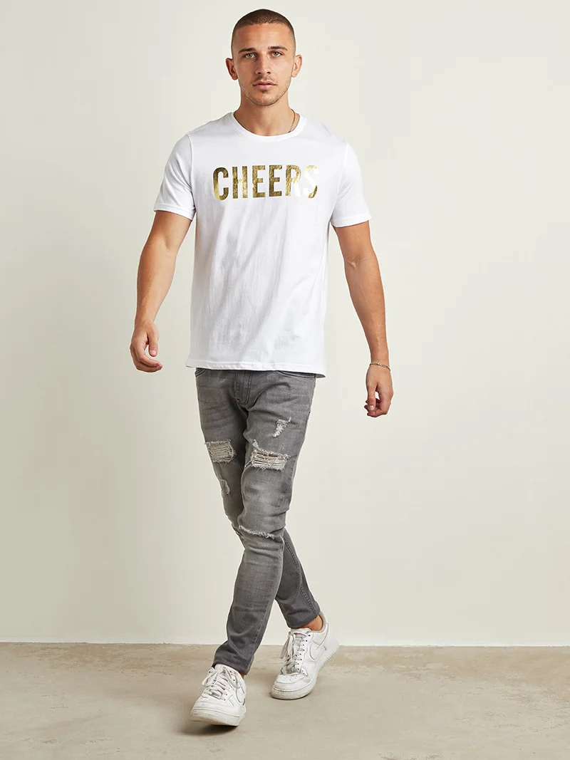 إكسويو تيشيرت بقصة ضيقة وطبعة كلمة "Cheers" بنمط لامع أبيض