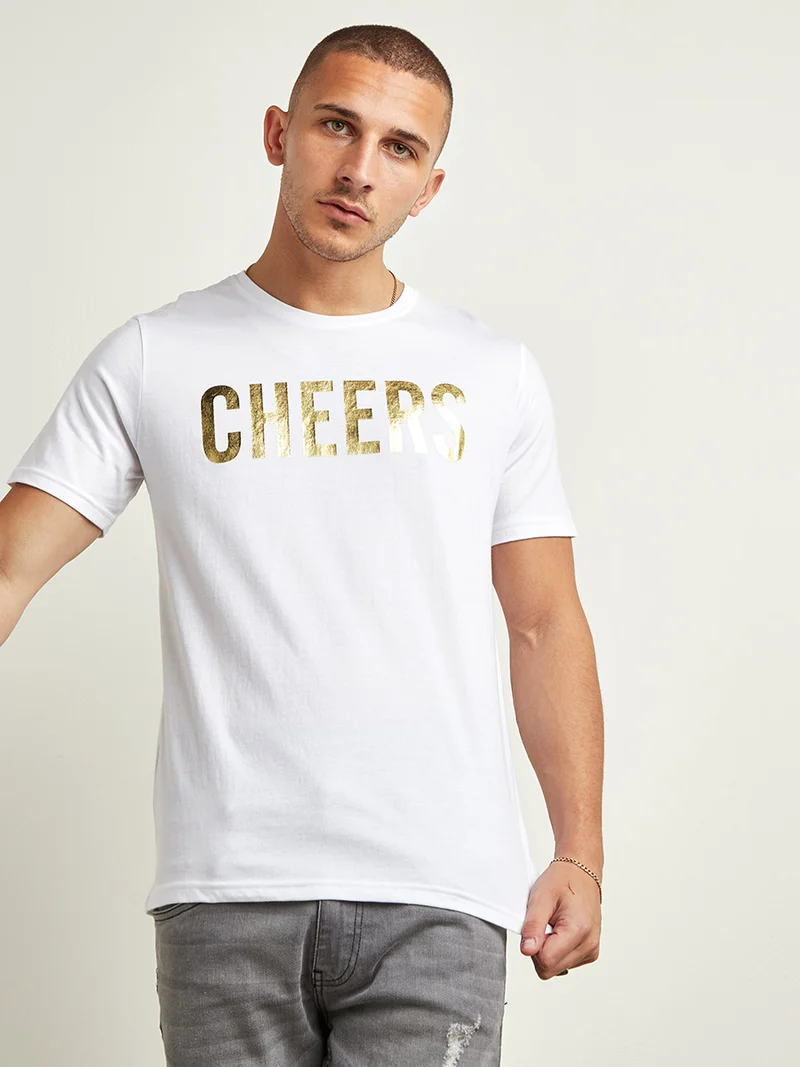 إكسويو تيشيرت بقصة ضيقة وطبعة كلمة "Cheers" بنمط لامع أبيض