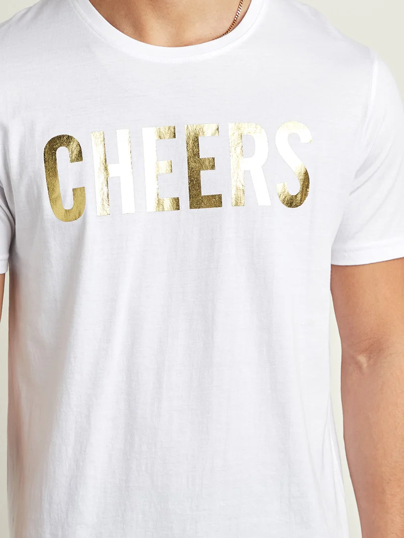 إكسويو تيشيرت بقصة ضيقة وطبعة كلمة "Cheers" بنمط لامع أبيض