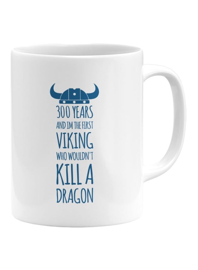لاود يونيفيرس - مج قهوة من السيراميك بطبعة "Viking" أبيض/أزرق - Image 1