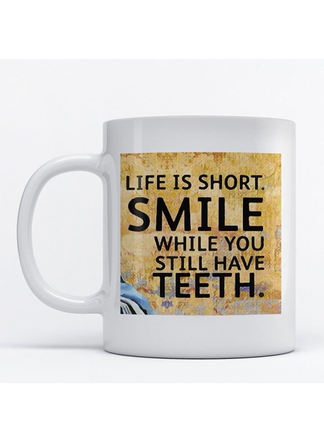 أتيك مج مطبوع عليه كلمة "Smile" أبيض/أسود/بيج