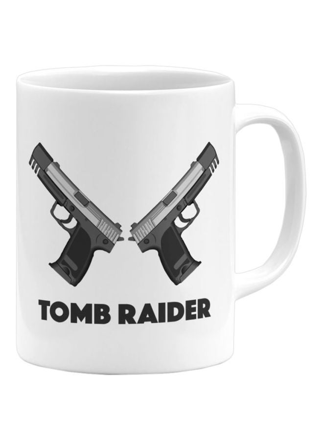 مج قهوة مزين بطبعة مسدسات مستوحاة من لعبة الفيديو "Tomb Raider" أبيض/أسود/رمادي