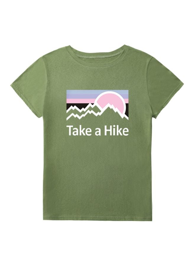 تيشيرت بطبعة عبارة Take A Hike" أخضر داكن/ وردي/ أبيض