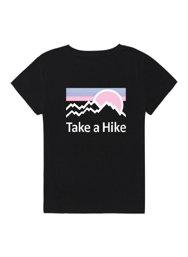 "تيشيرت بطبعة عبارة "Take A Hike" أسود/ وردي/ أبيض