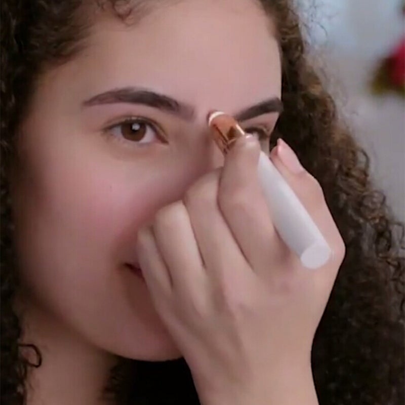 ماكينةٌ كهربائية لإزالة شعر الوجه بدون ألم على شكل أحمر شفاه صغير للنساء أبيض 20 X 4 X 8سم - Image 2