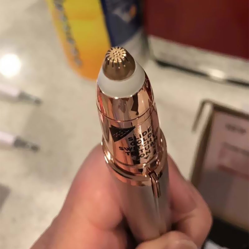 ماكينةٌ كهربائية لإزالة شعر الوجه بدون ألم على شكل أحمر شفاه صغير للنساء أبيض 20 X 4 X 8سم - Image 3