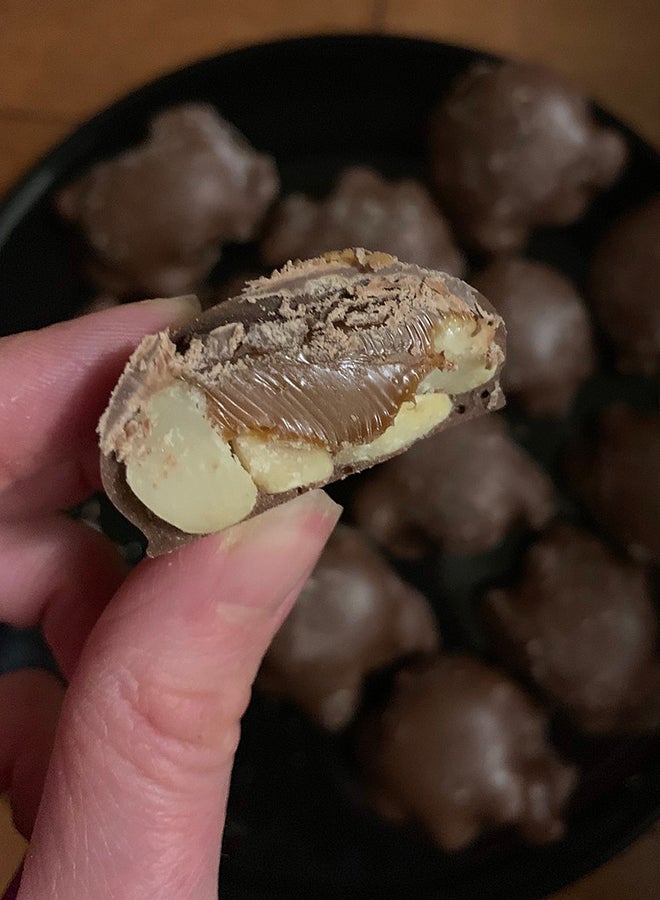 Kirkland Signature - Macadamia Clusters Salted Caramel Milk Chocolate 907grams - Image 1