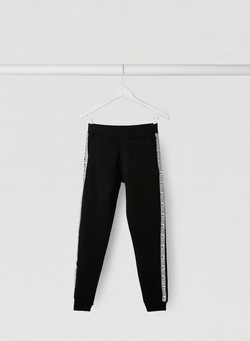جس بنطال رياضي خفيف للركض بطبعة شعار على الجانبين أسود/ أبيض - Image 1