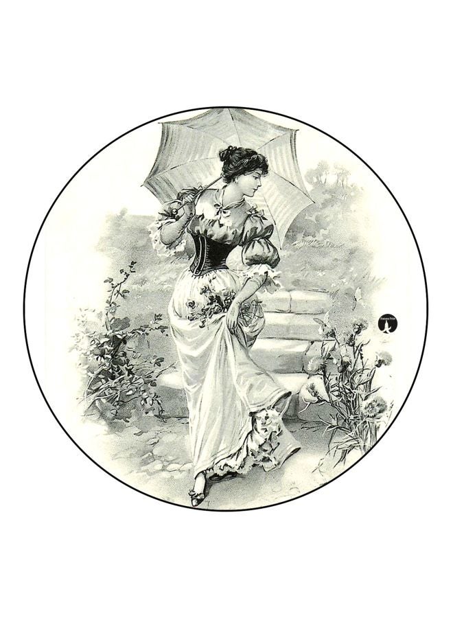 بي بي مغناطيس للثلاجة بطبعة سيدة تحمل شمسية رمادي / أبيض 5.5سم - Image 1