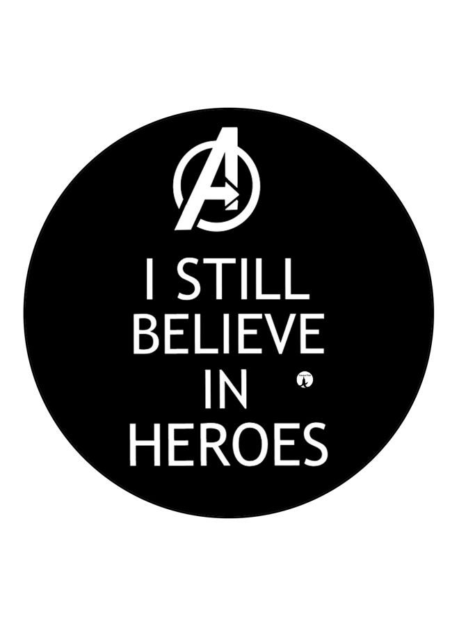 بي بي مغناطيس ثلاجة بطبعة عبارة "I Still Believe In Heroes" أسود/ أبيض 5.5سم  - Image 1