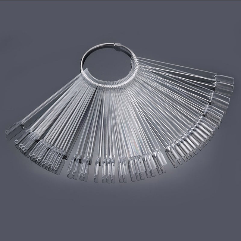 طقم حوامل عرض للأظافر المستعارة مزود بدائرة حديدية ومكون من 50 قطعة 50 لوح شفاف مناسبة لعرض ألوان الطلاء ومعلقة بحلقة حديدية - Image 1