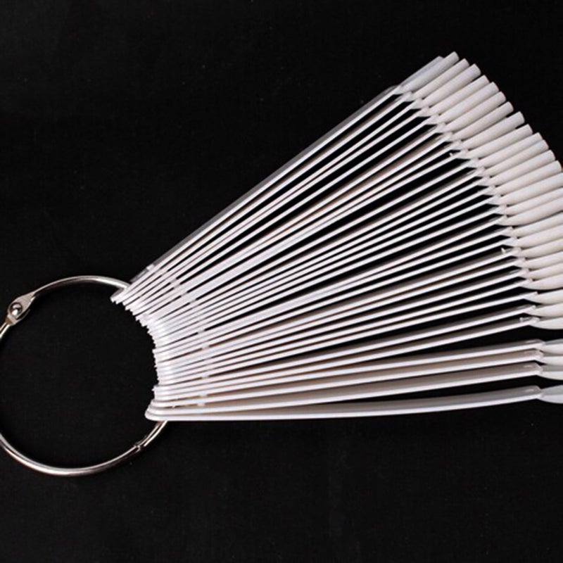 طقم حوامل عرض للأظافر المستعارة مزود بدائرة حديدية ومكون من 50 قطعة 50 لوح شفاف مناسبة لعرض ألوان الطلاء ومعلقة بحلقة حديدية - Image 2