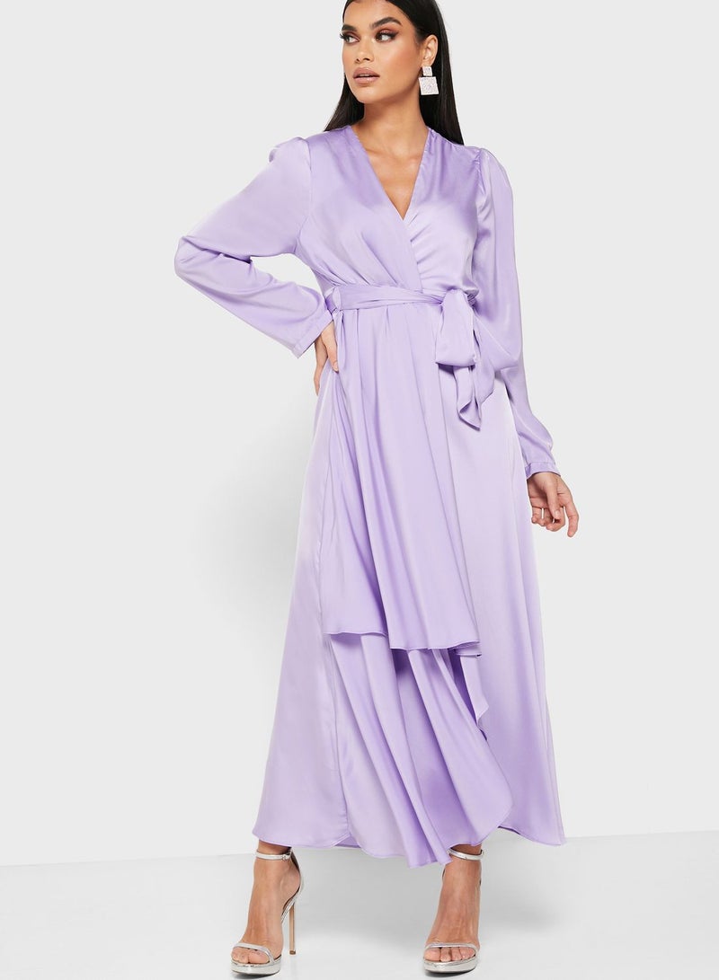 خزانة فستان طويل مصمم بطبقات ومزين تصميم ملتف من الأمام أرجواني - Image 1