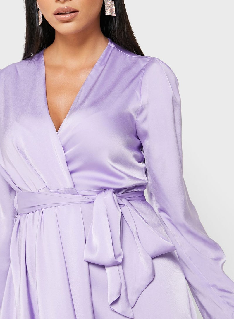 خزانة فستان طويل مصمم بطبقات ومزين تصميم ملتف من الأمام أرجواني - Image 3