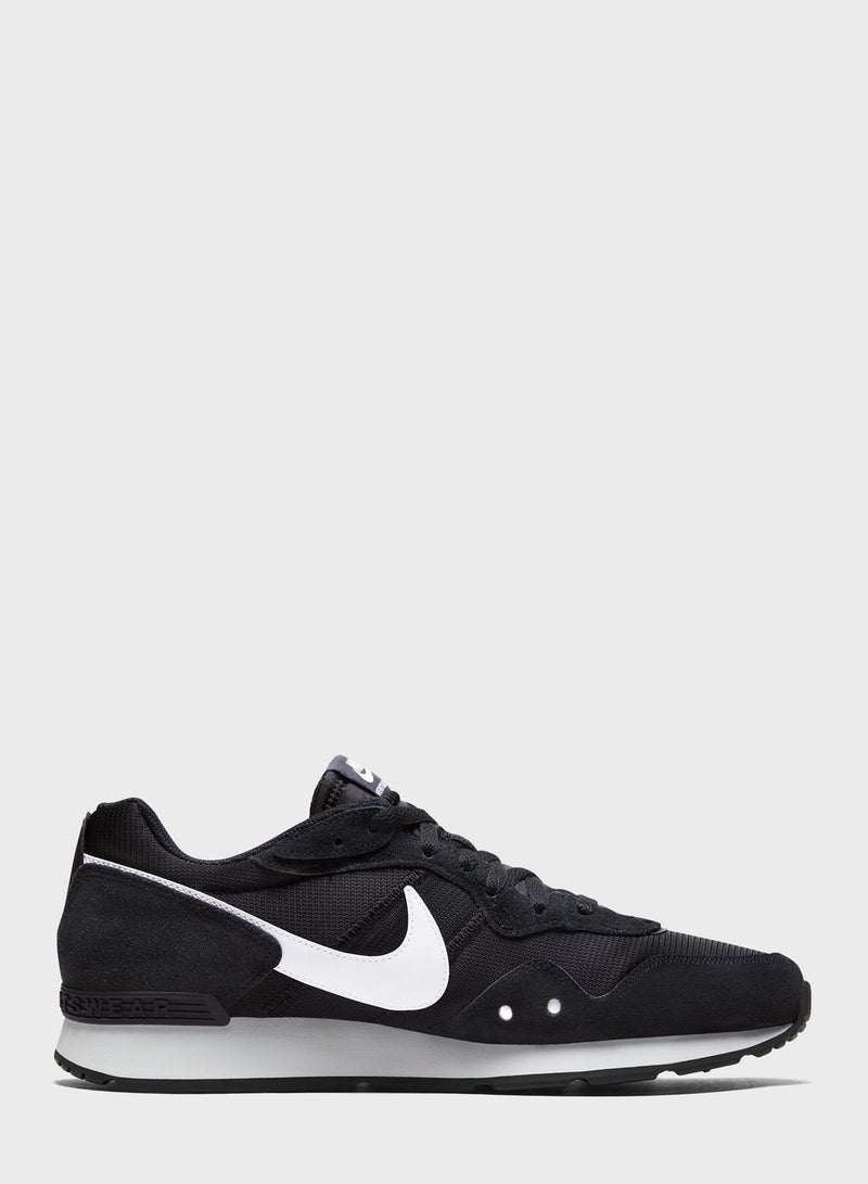 Nike Venture Runner Trainers Black/White  - Image 1