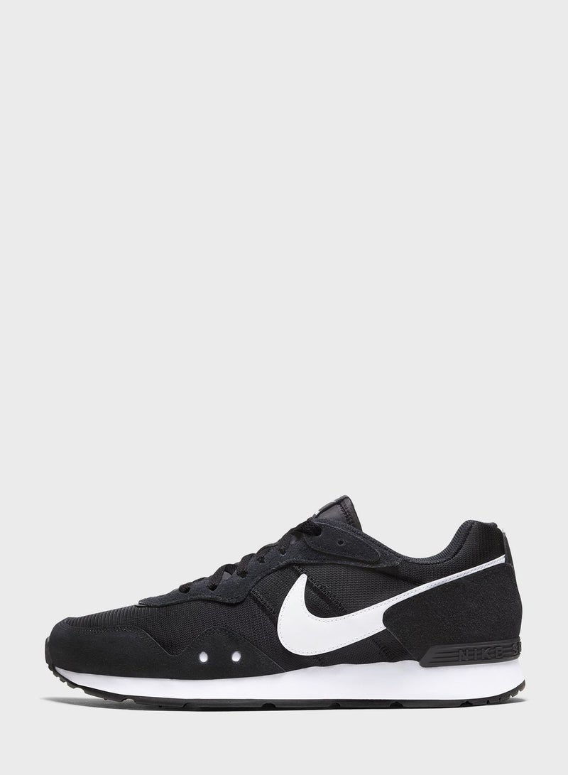 Nike Venture Runner Trainers Black/White  - Image 2
