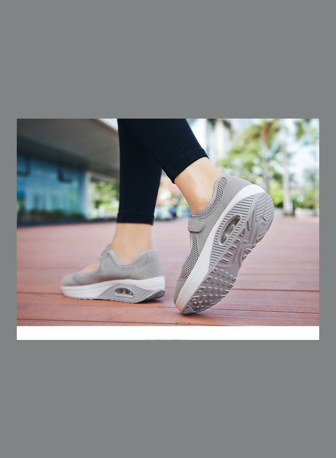 بيوينتي حذاء للمشي والعمل بتصميم كبير الحجم مع توسيد هوائي لكبار السن ومن هم في منتصف العمر من القماش الشبكي جيد التهوية بنعل ناعم سميك مضاد للانزلاق مناسب للربيع والصيف للنساء - Image 5