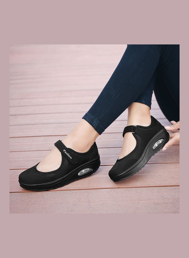 بيوينتي حذاء للمشي والعمل بتصميم كبير الحجم مع توسيد هوائي لكبار السن ومن هم في منتصف العمر من القماش الشبكي جيد التهوية بنعل ناعم سميك مضاد للانزلاق مناسب للربيع والصيف للنساء أسود - Image 2