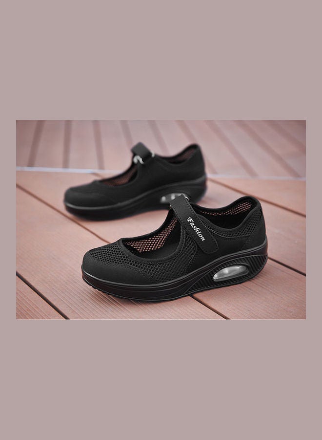 بيوينتي حذاء للمشي والعمل بتصميم كبير الحجم مع توسيد هوائي لكبار السن ومن هم في منتصف العمر من القماش الشبكي جيد التهوية بنعل ناعم سميك مضاد للانزلاق مناسب للربيع والصيف للنساء أسود - Image 4