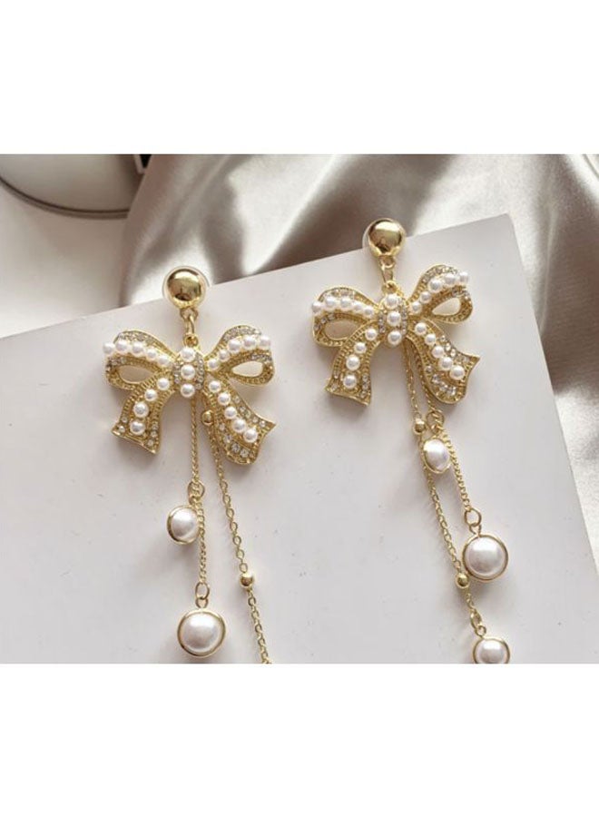 جونسون آند جونسون أقراط من الفضة الإسترليني عيار 925 بسن مدببة مرصعة باللؤلؤ بتصميم أنيق على شكل عقدة فيونكة - Image 2