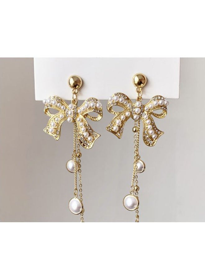 جونسون آند جونسون أقراط من الفضة الإسترليني عيار 925 بسن مدببة مرصعة باللؤلؤ بتصميم أنيق على شكل عقدة فيونكة - Image 3