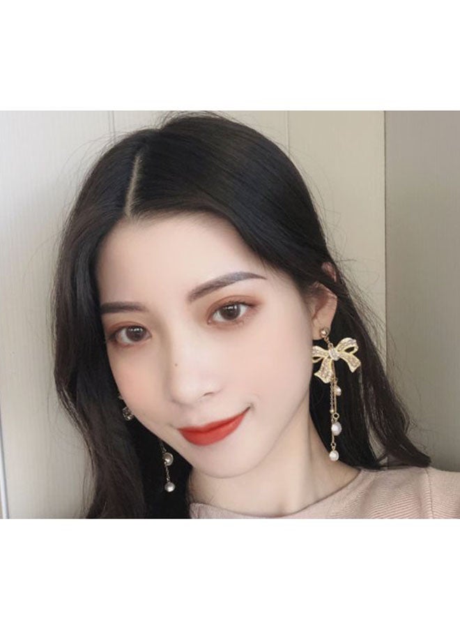 جونسون آند جونسون أقراط من الفضة الإسترليني عيار 925 بسن مدببة مرصعة باللؤلؤ بتصميم أنيق على شكل عقدة فيونكة - Image 4