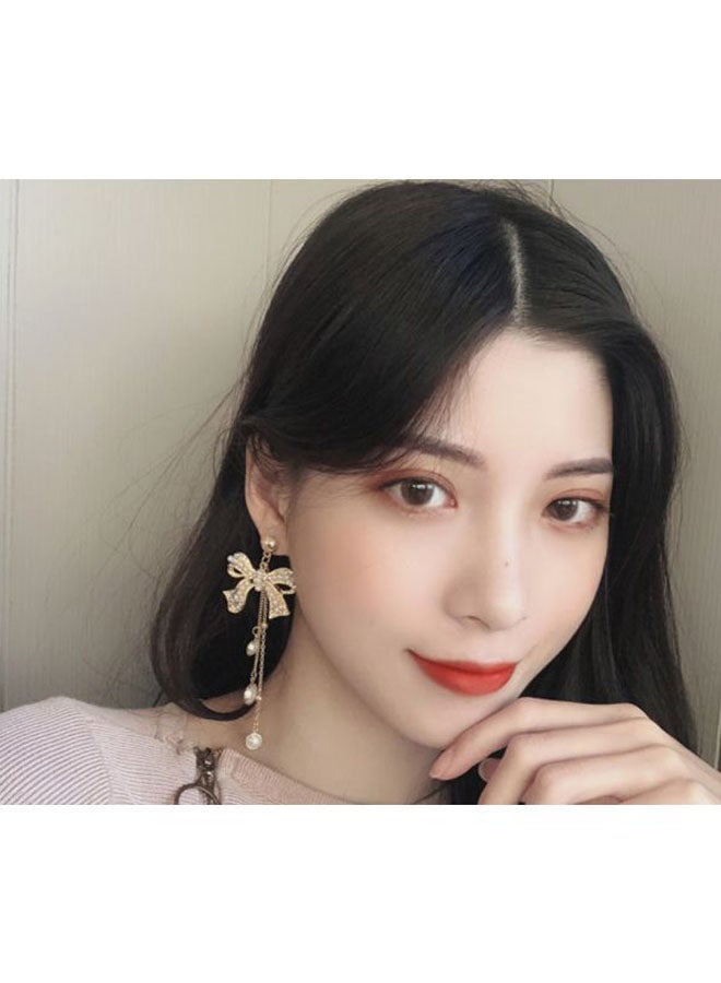 جونسون آند جونسون أقراط من الفضة الإسترليني عيار 925 بسن مدببة مرصعة باللؤلؤ بتصميم أنيق على شكل عقدة فيونكة - Image 5