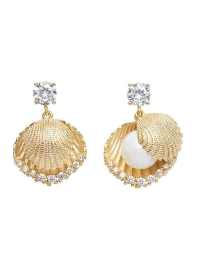 جونسون آند جونسون حلق أذن متدلي بتصميم بصدف البحر ومرصع باللؤلؤ - Image 1