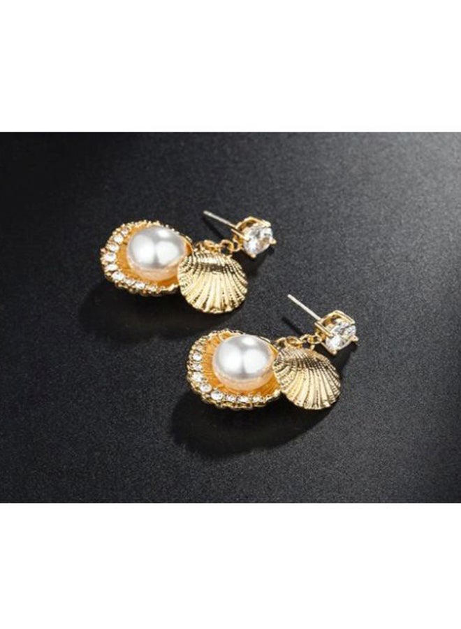 جونسون آند جونسون حلق أذن متدلي بتصميم بصدف البحر ومرصع باللؤلؤ - Image 3