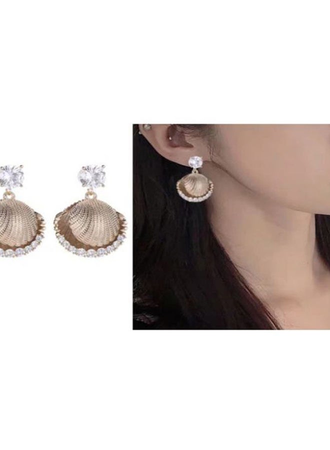 جونسون آند جونسون حلق أذن متدلي بتصميم بصدف البحر ومرصع باللؤلؤ - Image 4