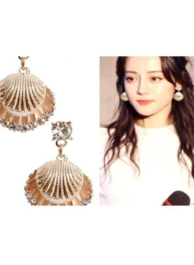 جونسون آند جونسون حلق أذن متدلي بتصميم بصدف البحر ومرصع باللؤلؤ - Image 5