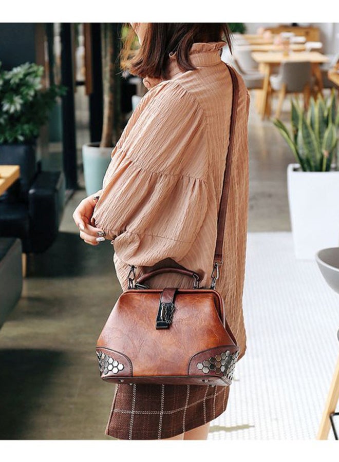 بيوينتي حقيبة كتف مزينة بسلسلة ومسمار للقفل بني/أسود - Image 3