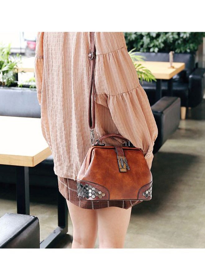 بيوينتي حقيبة كتف مزينة بسلسلة ومسمار للقفل بني/أسود - Image 2