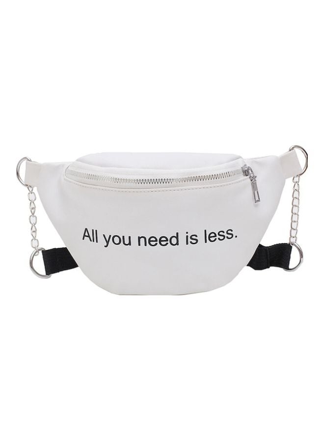 بيوينتي حقيبة خصر مطبوعة بعبارة "All You Need Is Less" أبيض/ أسود  - Image 1