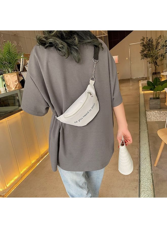 بيوينتي حقيبة خصر مطبوعة بعبارة "All You Need Is Less" أبيض/ أسود  - Image 4