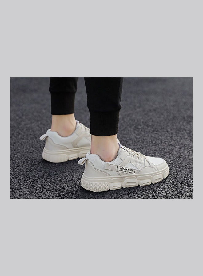 بيوينتي سنيكرز خفيف الوزن وجيد التهوية برقبة منخفضة أبيض/بيج - Image 2