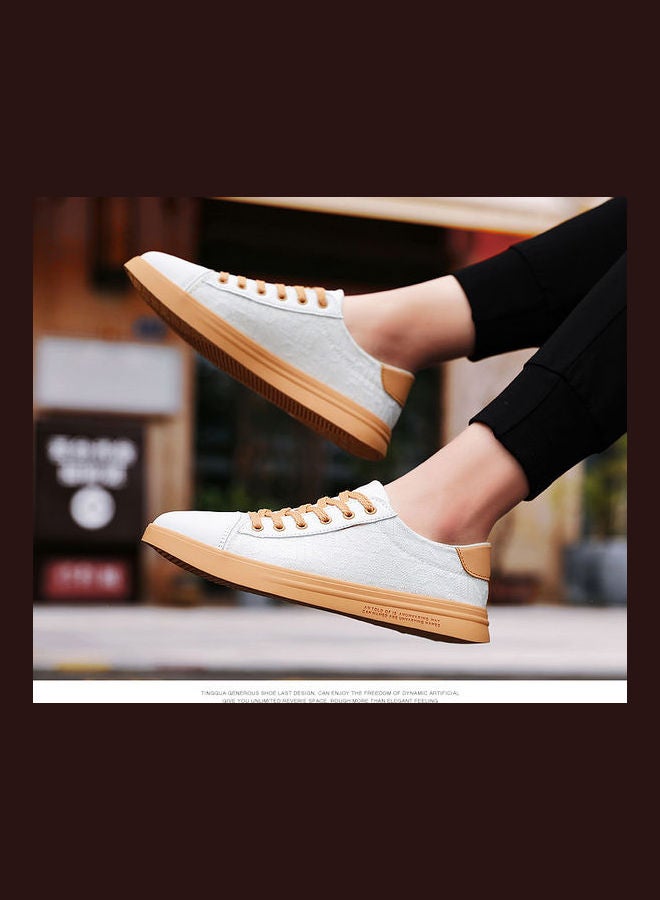 بيوينتي سنيكرز برباط ورقبة قصيرة للنساء أبيض - Image 4