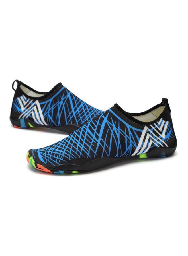 بيوينتي حذاء من دون رباط للشاطئ ونزول المياه أزرق/أسود/أبيض - Image 1