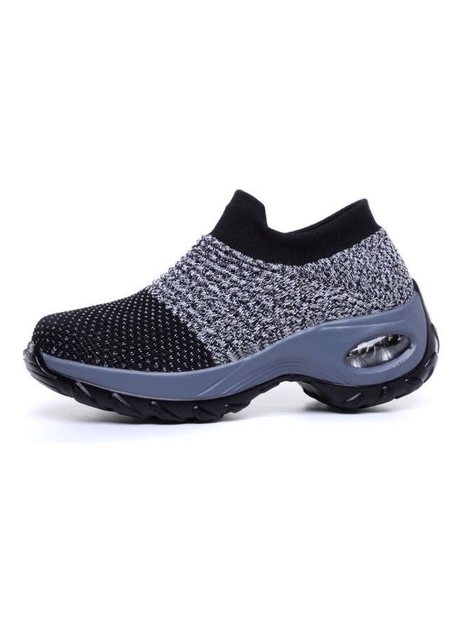 بيوينتي حذاء تدريب محبوك بدون رباط للنساء رمادي/أسود - Image 2