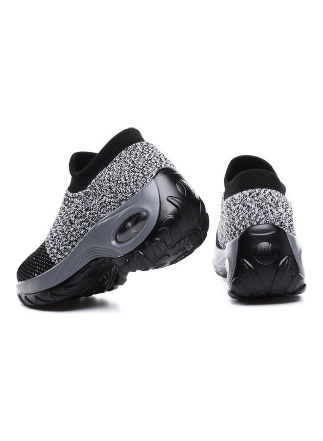 بيوينتي حذاء تدريب محبوك بدون رباط للنساء رمادي/أسود - Image 4