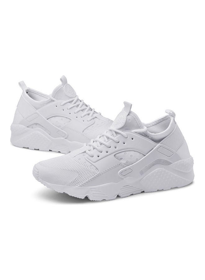 بيوينتي حذاء تدريب للرجال برباط ورقبة منخفضة أبيض - Image 2