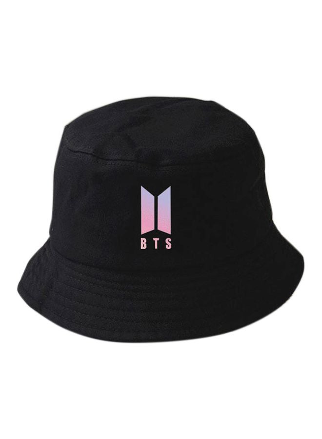 بيوينتي قبعة الصياد مطبوعة بشعار فرقة "BTS" الأسود/ الوردي/ الأزرق - Image 1