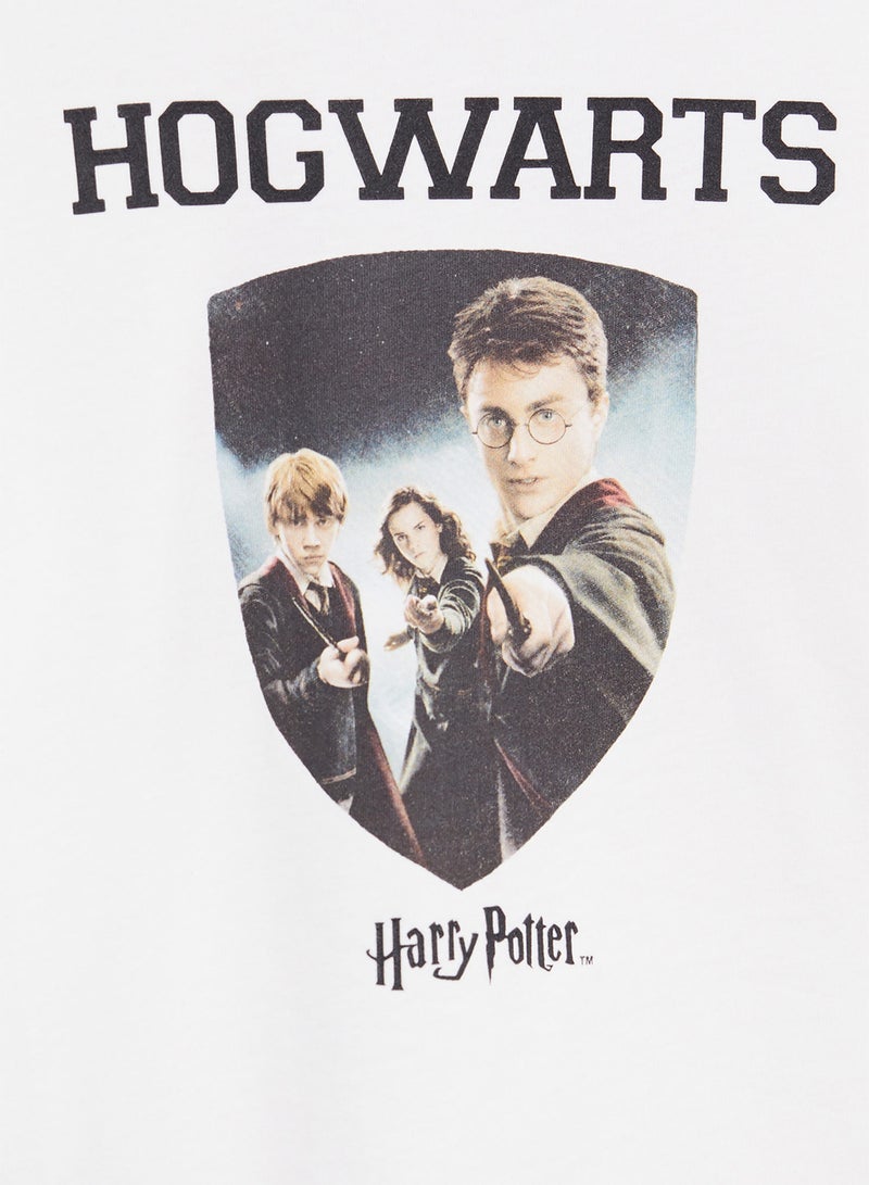 مانجو تيشيرت بفتحة رقبة مستديرة بطبعة هوجروتس أوف وايت - Image 2