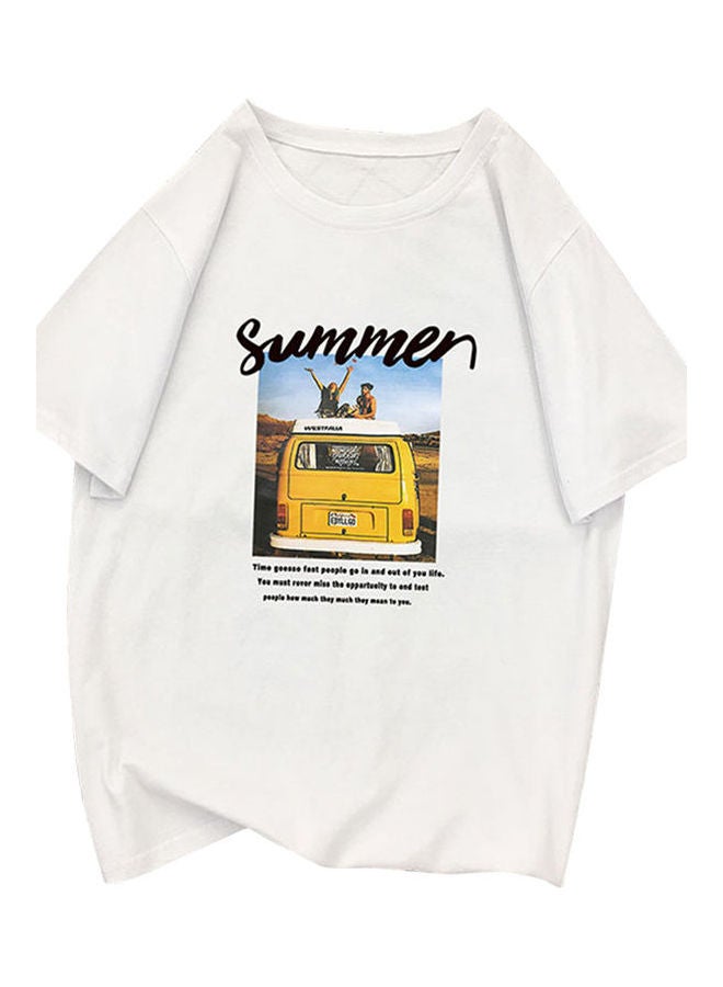 تيشيرت كاجوال بفتحة رقبة مستديرة ومزين بطبعة أبيض