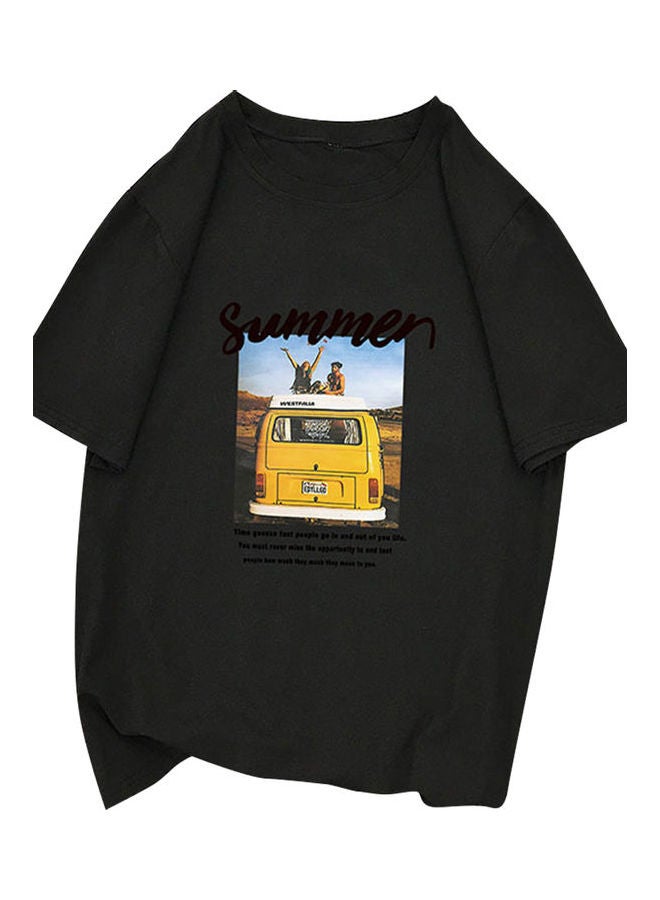 تيشيرت كاجوال بفتحة رقبة مستديرة ومزين بطبعة أسود